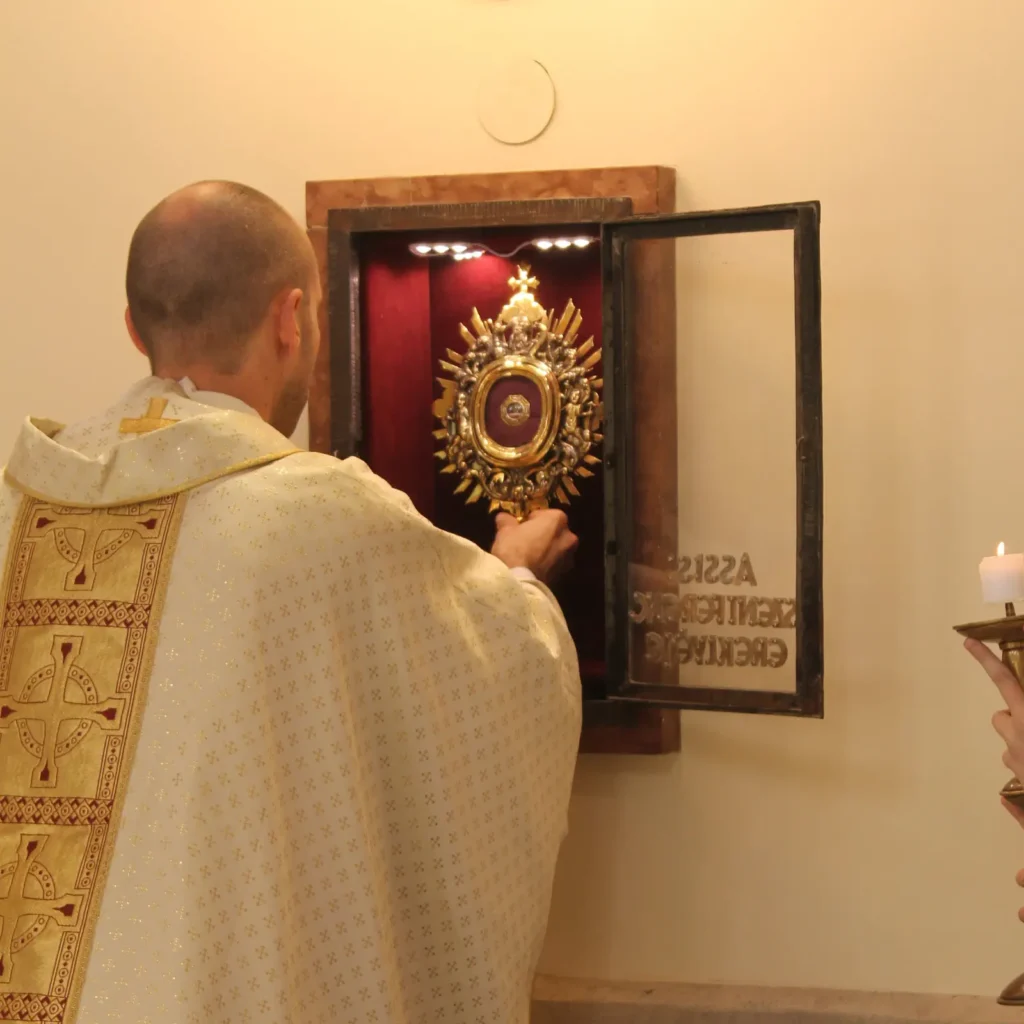 Assisi Szent Ferenc ereklyéjének visszahelyezése ünnep idején, a templombúcsúkor